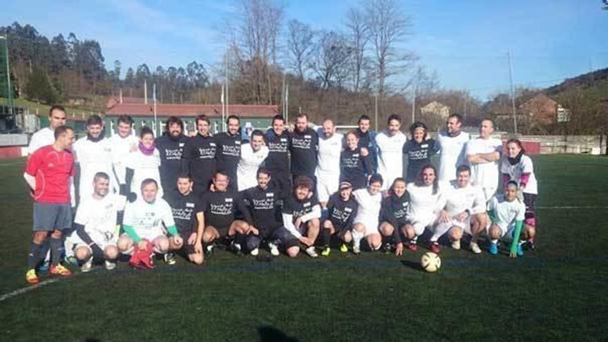 Los dos equipos que disputaron el partido el pasado año en Llanera.