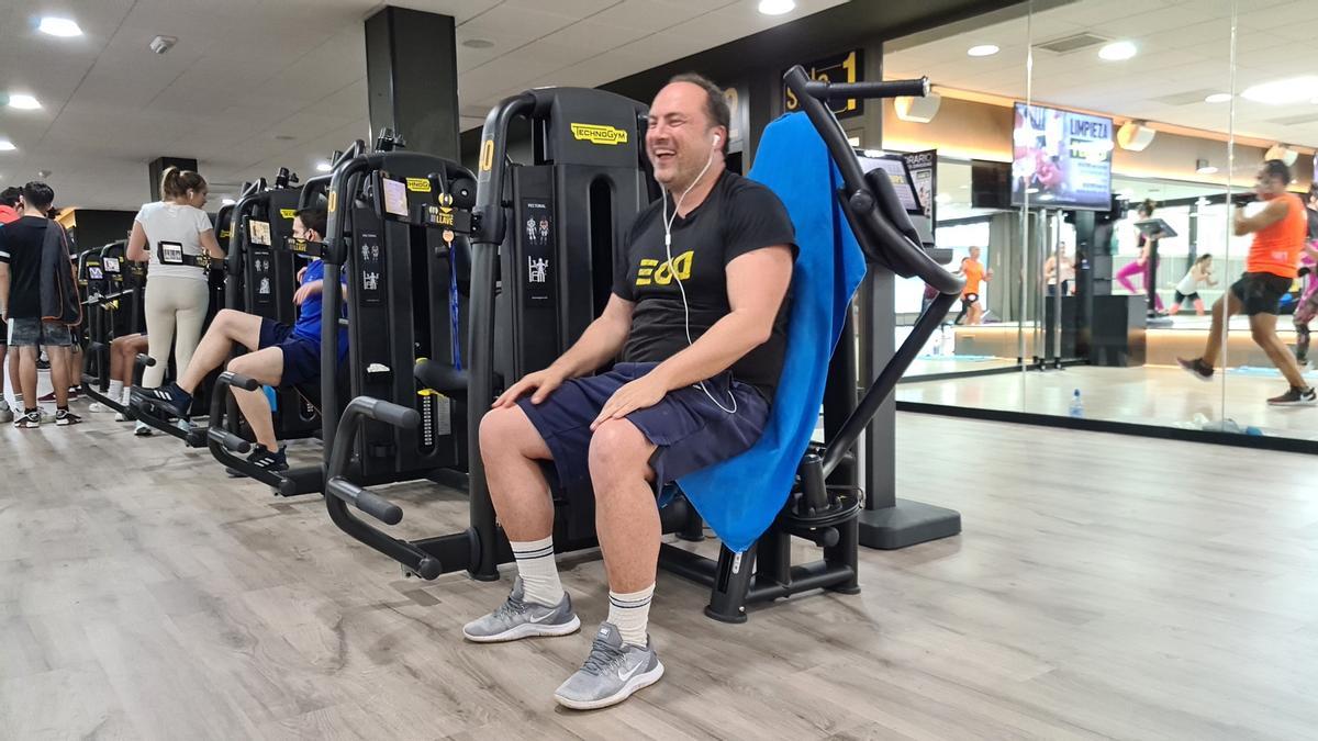 Víctor Mena, volviendo a entrenar en sala fitness tras su lesión de espalda, coordinando su programa con las fisioterapeutas del centro.