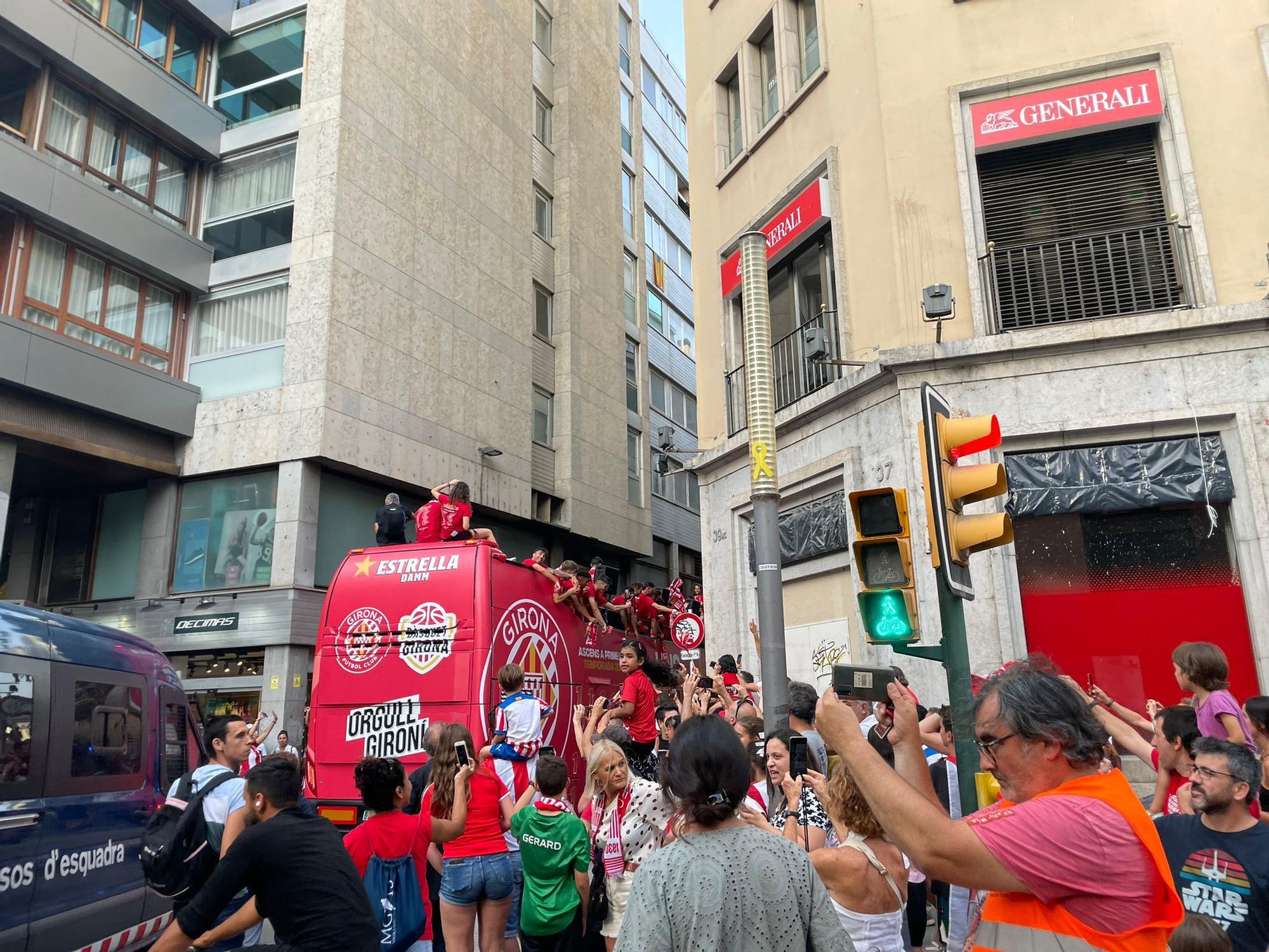 Les millors imatges de la rua de celebració del Girona i el Bàsquet Girona