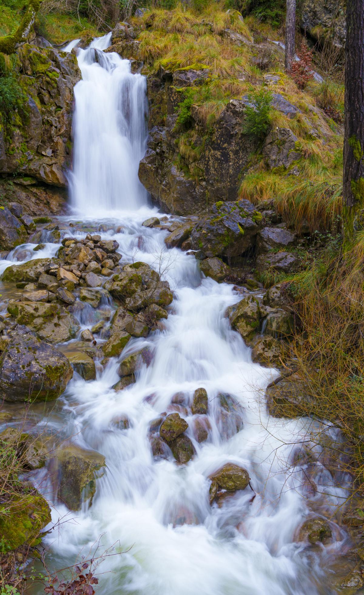 Cascada del barranco de Belozkarre, junto al río Ezka en Isaba, Navarra.