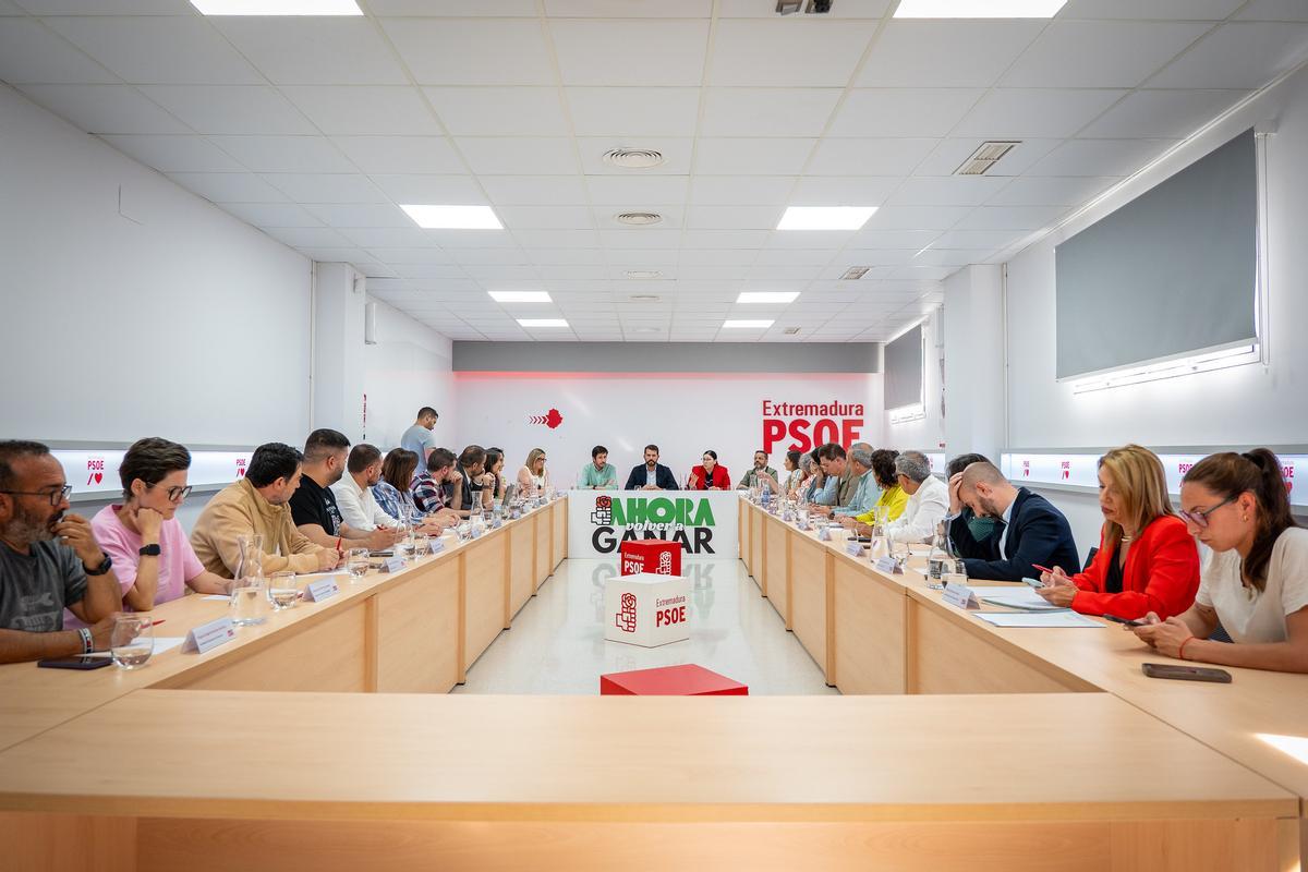 Primera reunión de la Ejecutiva del PSOE de Extremadura, con Álvaro Sánchez Cotrina al frente.