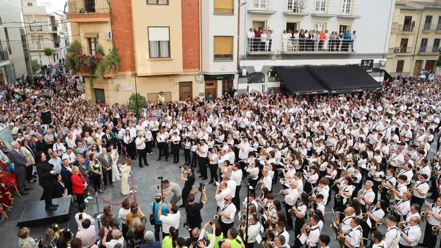Un millar de músicos de bandas de la Ribera interpretan el pasodoble "Amparito Roca"