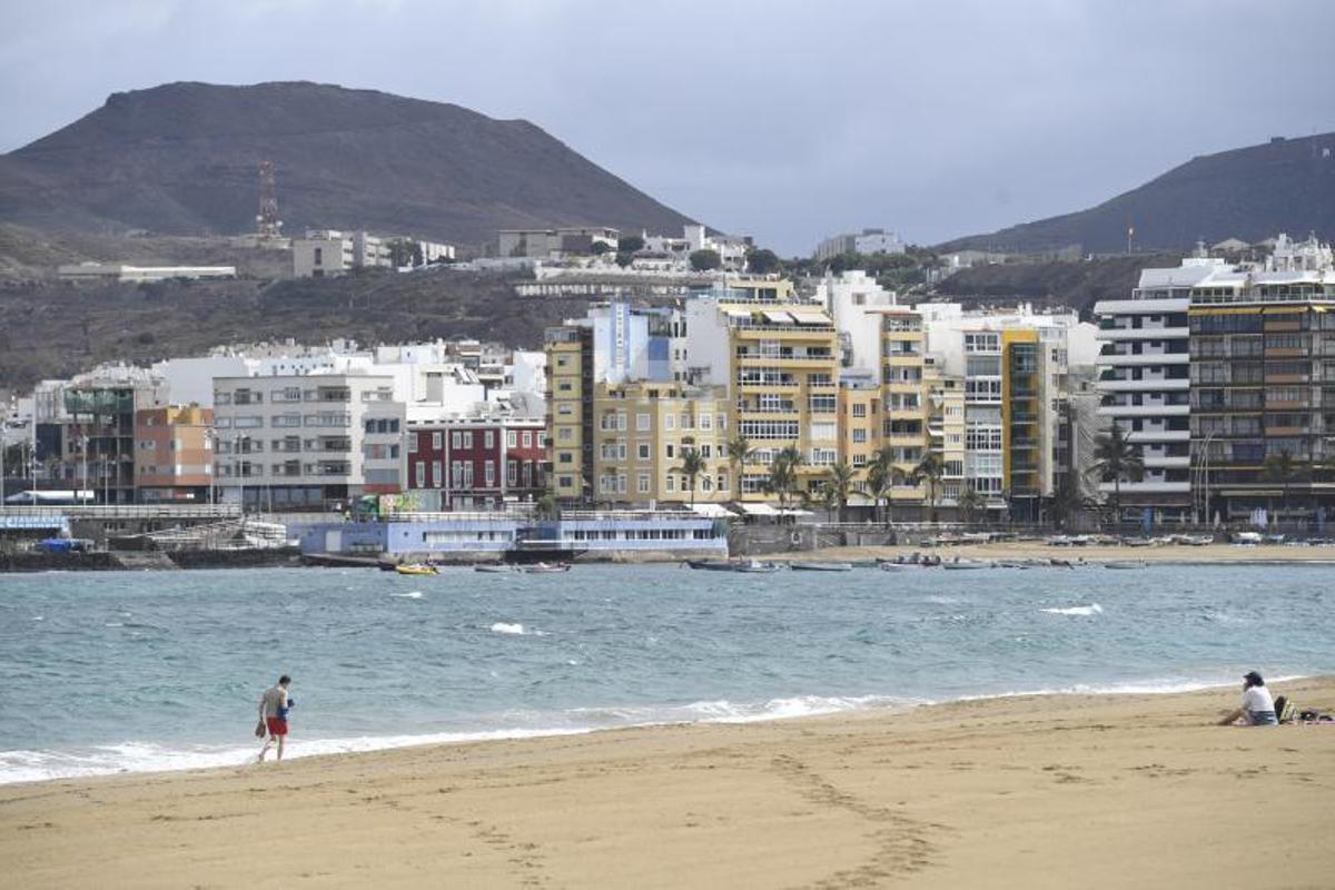 12-06-19 LAS PALMAS DE GRAN CANARIA. PLAYA DE LAS CANTERAS. LAS PALMAS DE GRAN CANARIA. METEOROLOGIA. Playa de Las Canteras. Fotos: Juan Castro. | 12/06/2019 | Fotógrafo: Juan Carlos Castro 12-06-19 LAS PALMAS DE GRAN CANARIA. PLAYA DE LAS CANTERAS. LAS PALMAS DE GRAN CANARIA. METEOROLOGIA. Playa de Las Canteras. Fotos: Juan Castro. | 12/06/2019 | Fotógrafo: Juan Carlos Castro