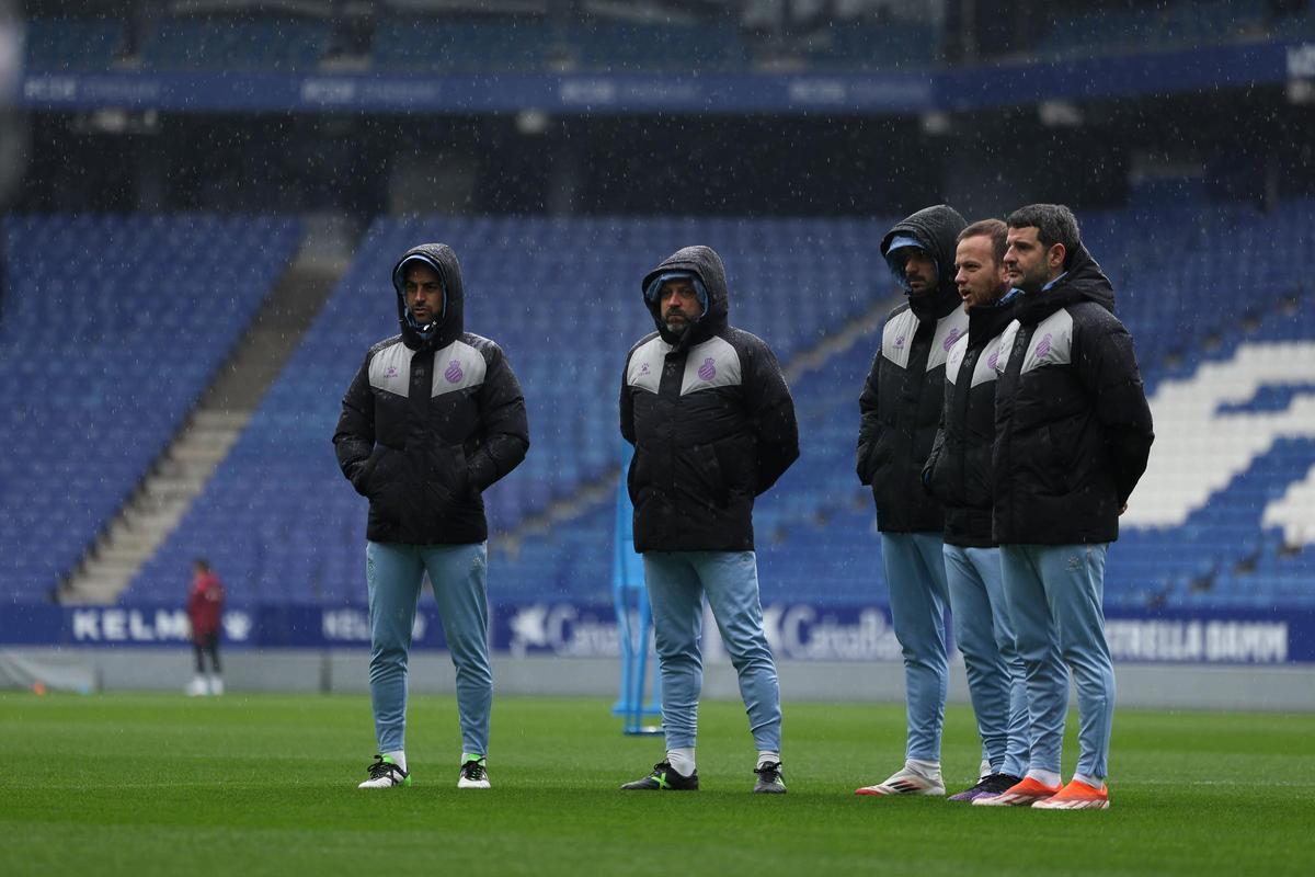 Manolo González, junto a su equipo en el entrenamiento de este sábado bajo la lluvia.