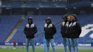 Manolo González, junto a su equipo en el entrenamiento de este sábado bajo la lluvia.