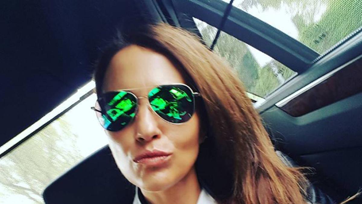 Paula Echevarría con gafas de sol, sudadera y perfecto de cuero