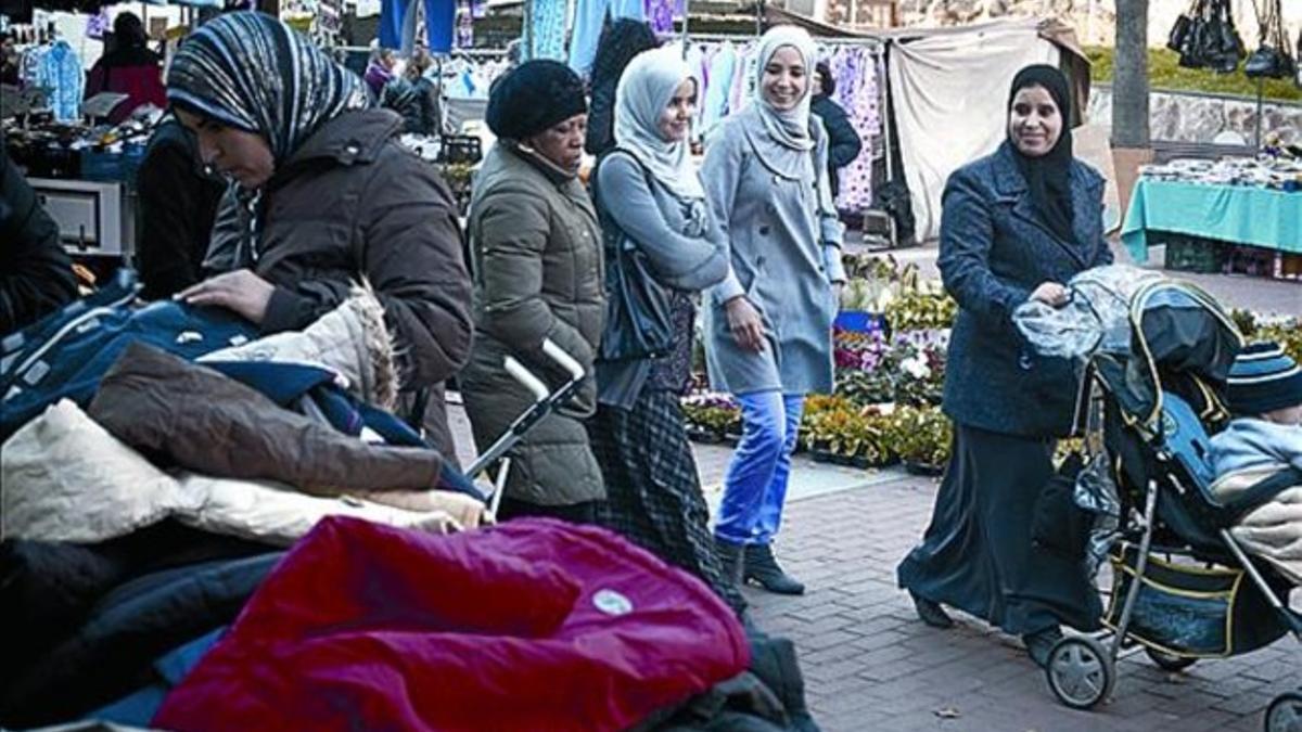 Mujeres pasean por el mercado de Ciutat Meridiana, el viernes.