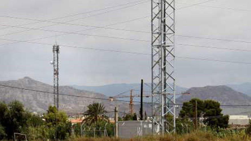 Imagen de archivo de una antena de telefonía en la Cañada. roberto milán