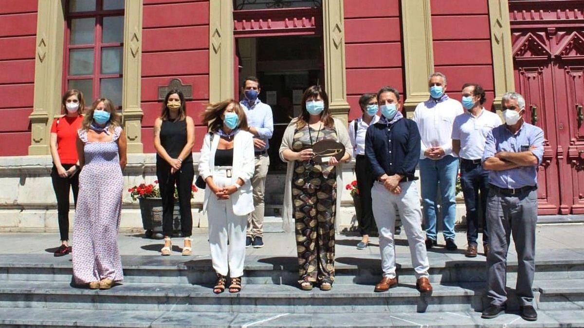 Por la izquierda, las enfermeras Inés Gil y Ángeles Vallina; Paula Cuervo, edil de Festejos; María José García, Óscar Beiras, director de Atención Sanitaria y Salud Pública; Amelia Fernández, Josefina Suárez, subdirectora de Gestión y Cuidados de Enfermería del Área V; Manuel Bayona, Alain Fernández, Iván Pidal, coordinador médico de Atención Primaria, y Vicente Díez, ayer, delante del Ayuntamiento de Carreño.