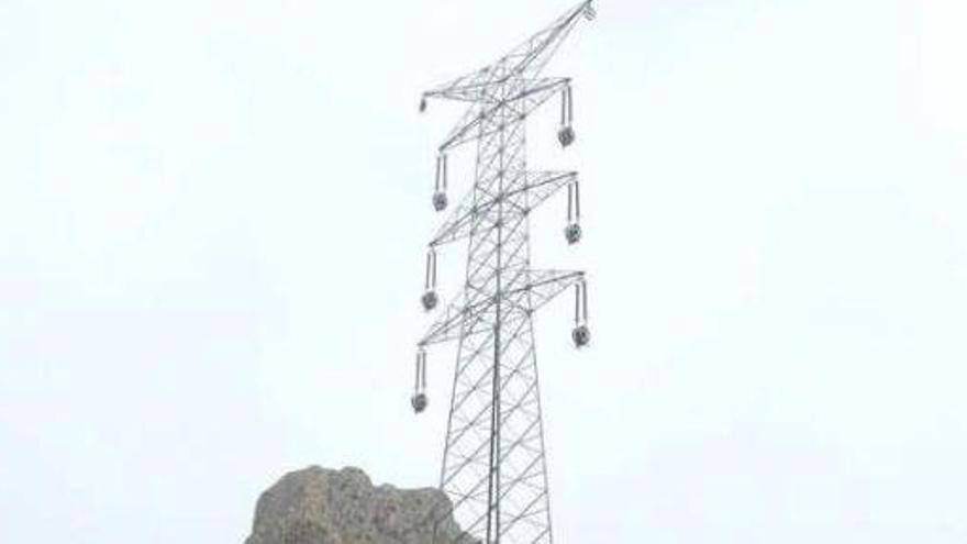 Una de las gigantescas torres de alta tensión levantadas en Cabeçó d&#039;Or.