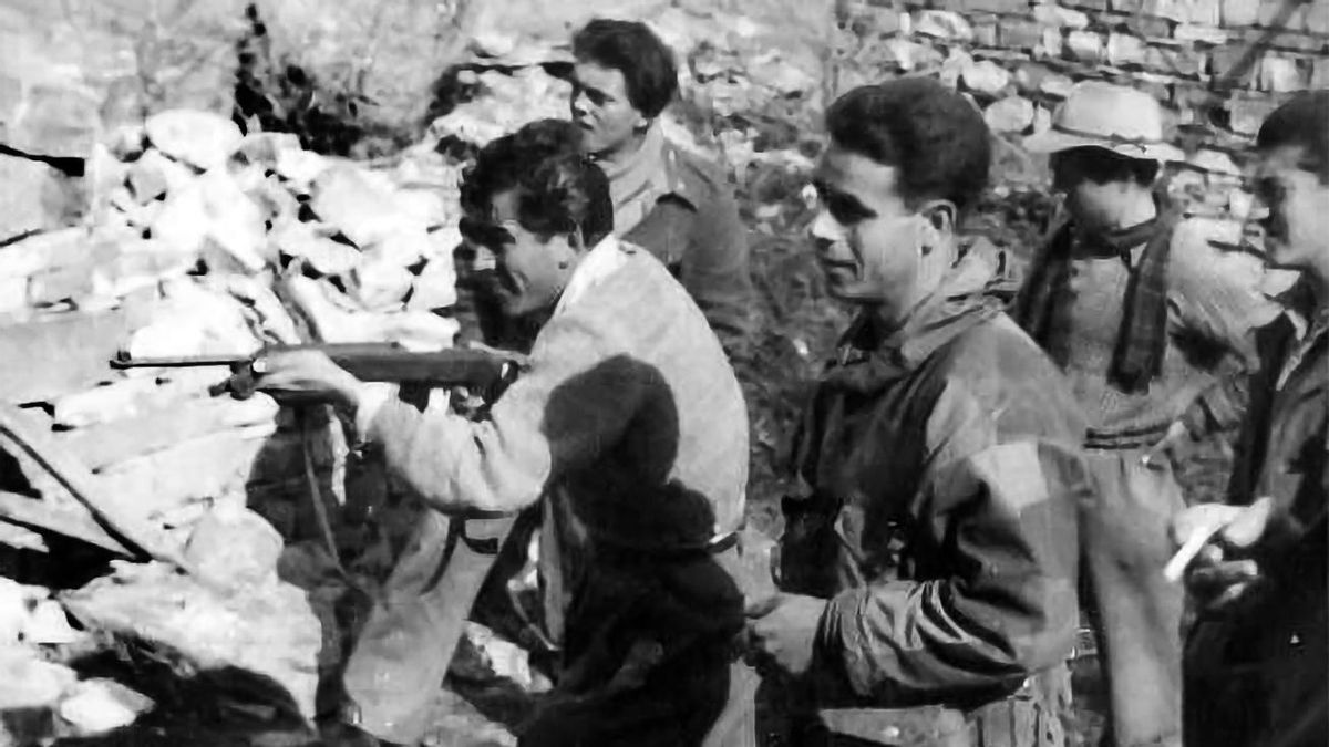 Rafael Ramos ayudando a los partisanos antes de atacar el Cuartel General del 51 Cuerpo de Montaña alemán