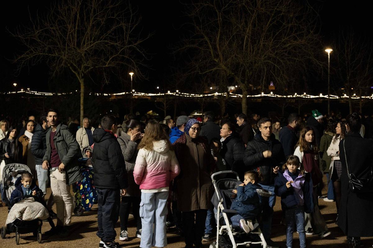 Fotogalería | Badajoz se vuelca un año más con la Noche de los Deseos a orillas del Guadiana