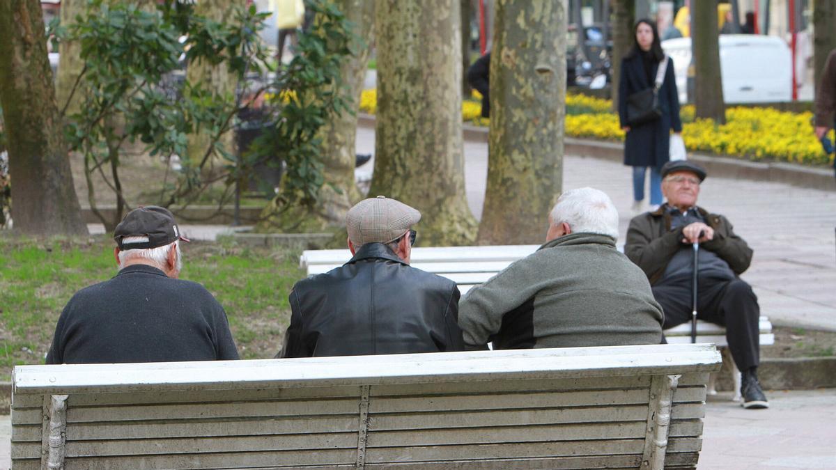 Personas mayores, en un parque en Ourense.