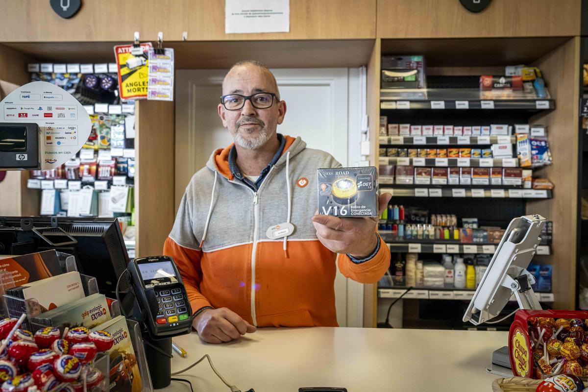 Primer día de aplicación de la nueva medida de llevar baliza V16 obligatoria en el coche