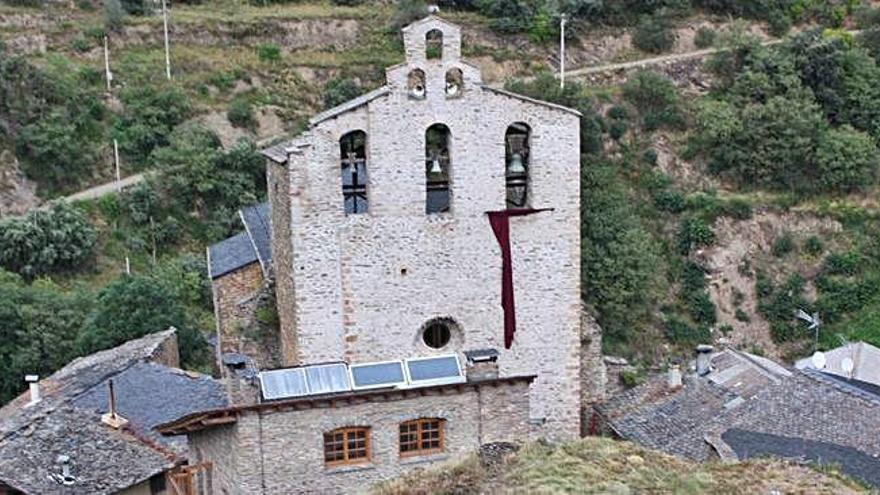 L&#039;església de Santa Maria de Castellbò, rodejada d&#039;edificis