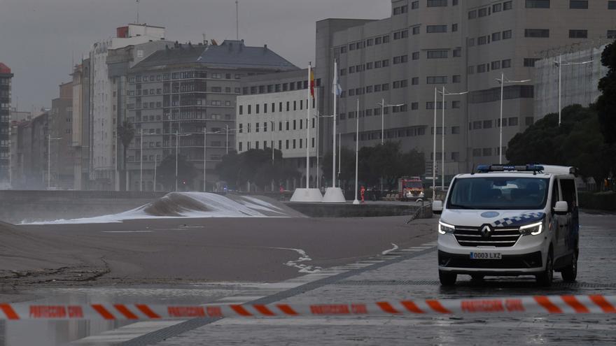 El temporal lleva el agua al paseo y obliga a cortar el tráfico