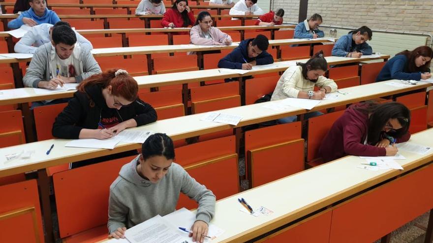 Alumnos realizan el examen de Filosofía en Vigo. // Marta G. Brea