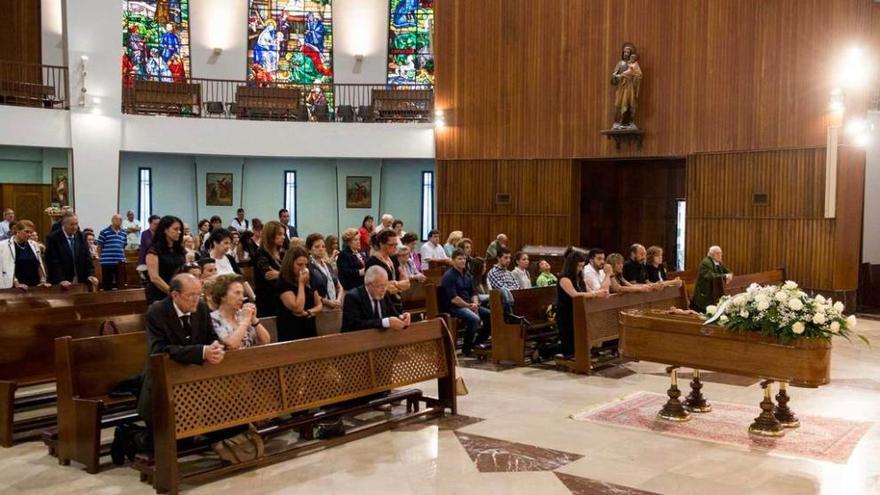 El funeral por Manuel Menéndez, ayer, en la iglesia de San Francisco de Asís. maría gómez