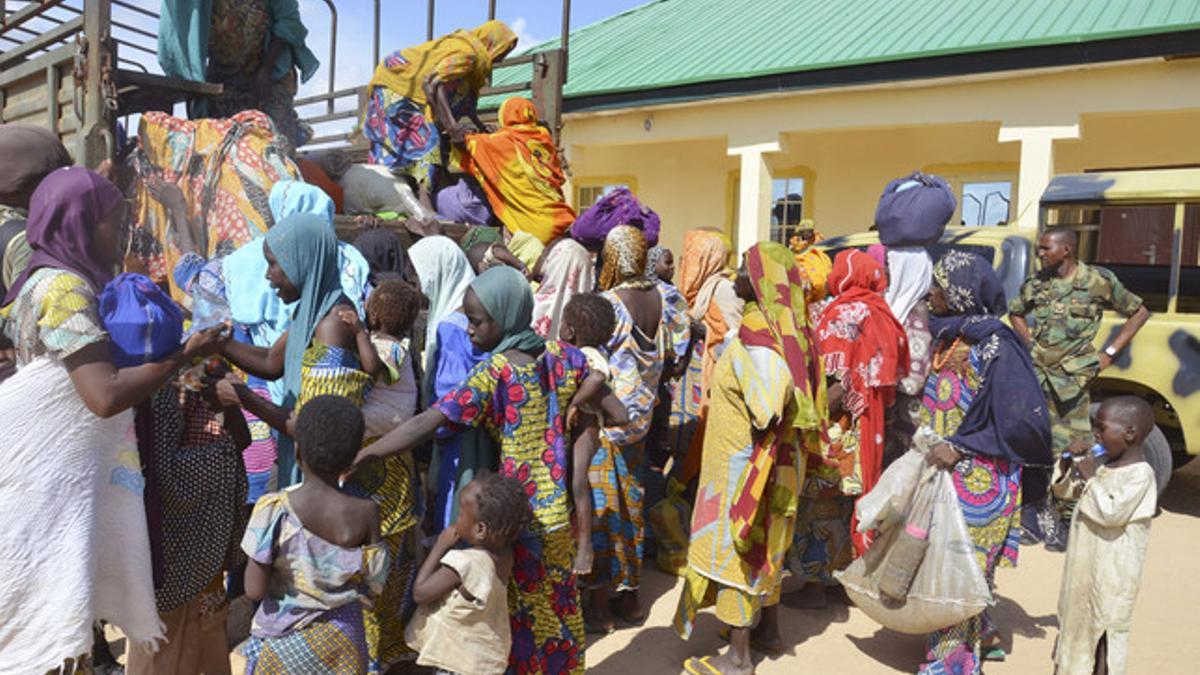 Mujeres y niños liberados por el Ejército de Nigeria, en una imagen del 31 de julio.