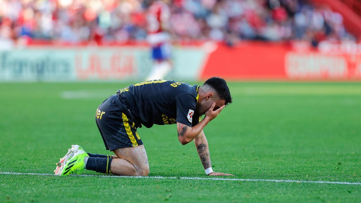 Alberto Moleiro se lleva la mano al rostro, esta tarde, durante la disputa de la 23ª jornada en Los Cármenes.