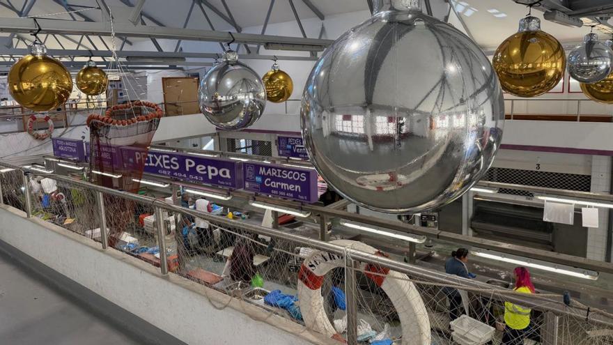 A praza de abastos e a súa contorna xa están decoradas para o Nadal. |  G.Núñez