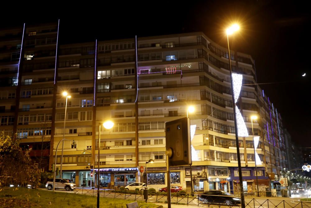 Las fachadas y los balcones más navideños de Vigo. // A. Villar - J.Lores - M. Clavero