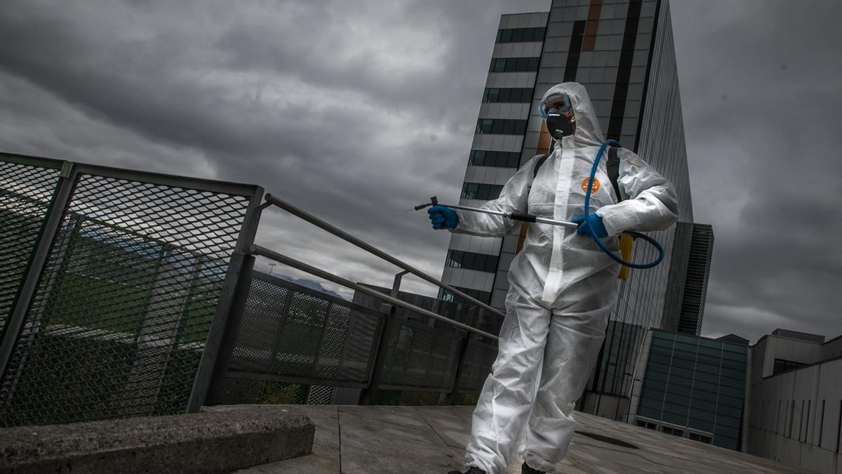 Un soldado fumiga las proximidades del HUCA.