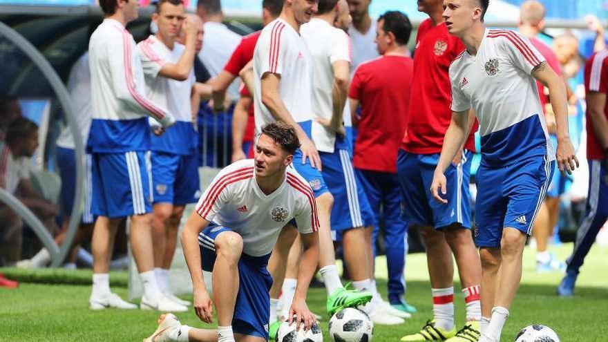 Golovin, de rodillas, en un entrenamiento con Rusia.