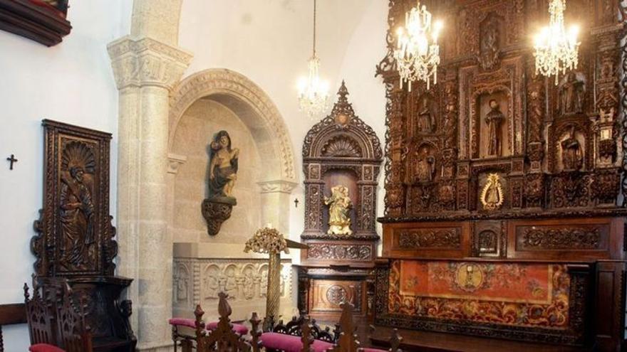 Retablo del que faltan un cáliz y una talla, en la capilla del pazo de Meirás.