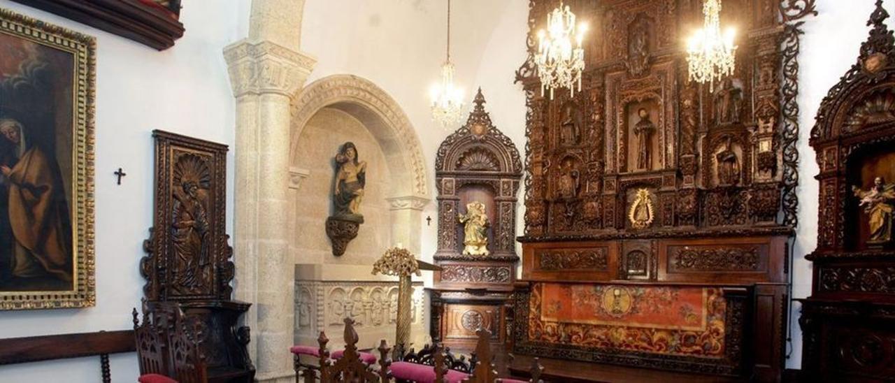 Retablo del que faltan un cáliz y una talla, en la capilla del pazo de Meirás.