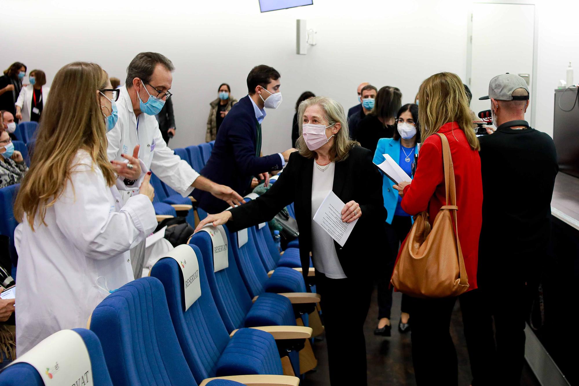 Maria Tresserra, emocionada al recibir la Cruz de la Orden Civil de Sanidad en Ibiza