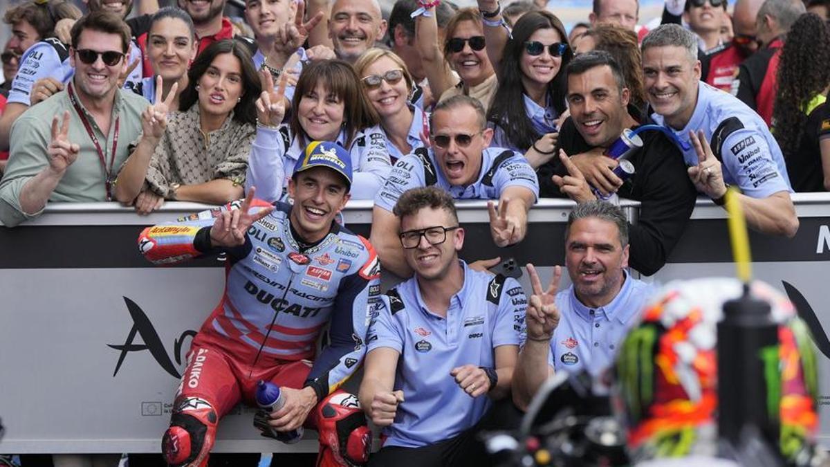 Marc Márquez celebra su segundo puesto en Jerez con todo su equipo y familia.
