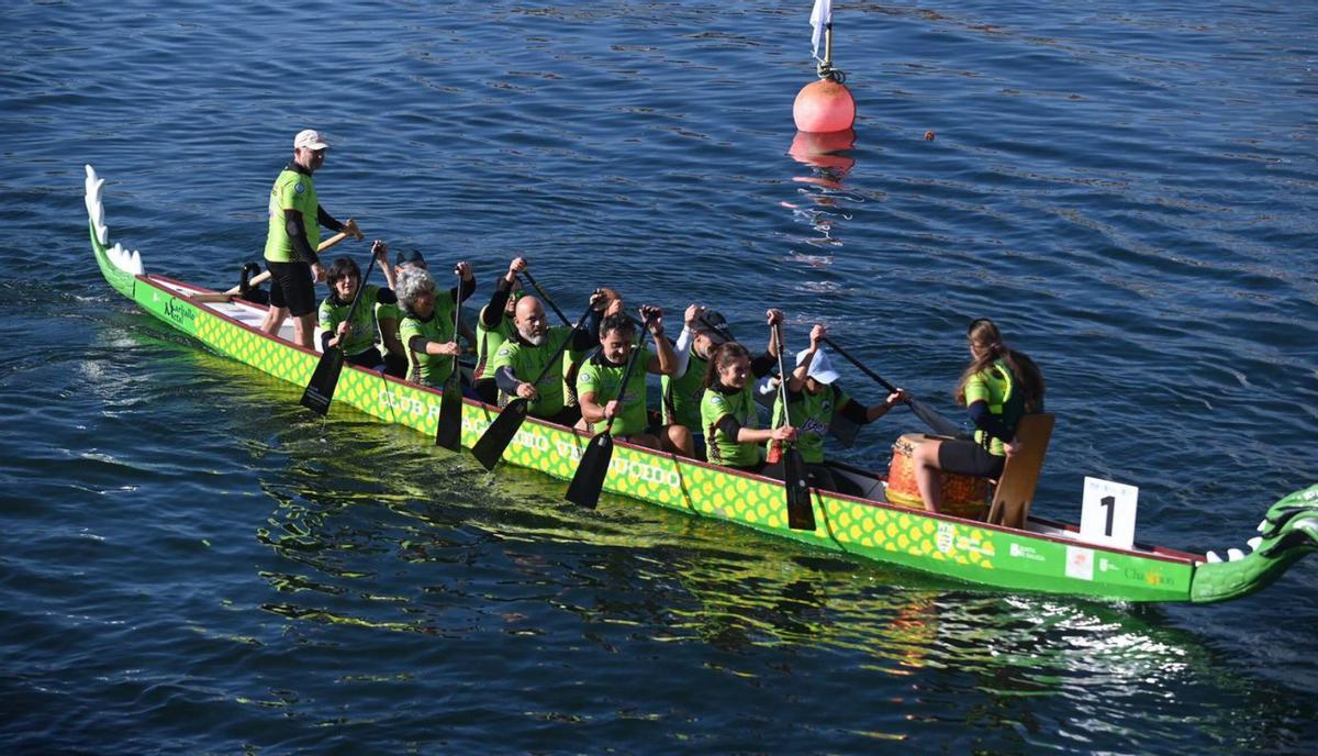 Las curiosas embarcaciones que utilizan en el trofeo Ence-Villa de Marín. |  Rafa Vázquez