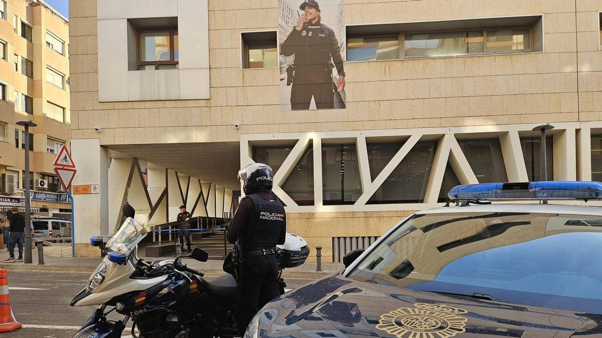 Imagen de archivo de un agente de la Policía Nacional en Alicante.