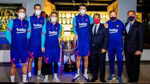 Sergi Roberto, Busquets, Messi, Piqué y Laporta posan con la Copa del Rey