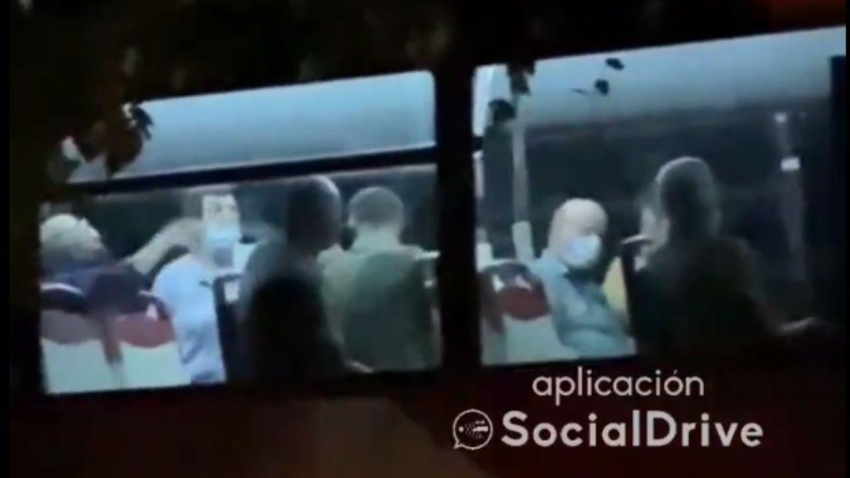 Turistas y vecinos discuten en un autobús de Marbella.