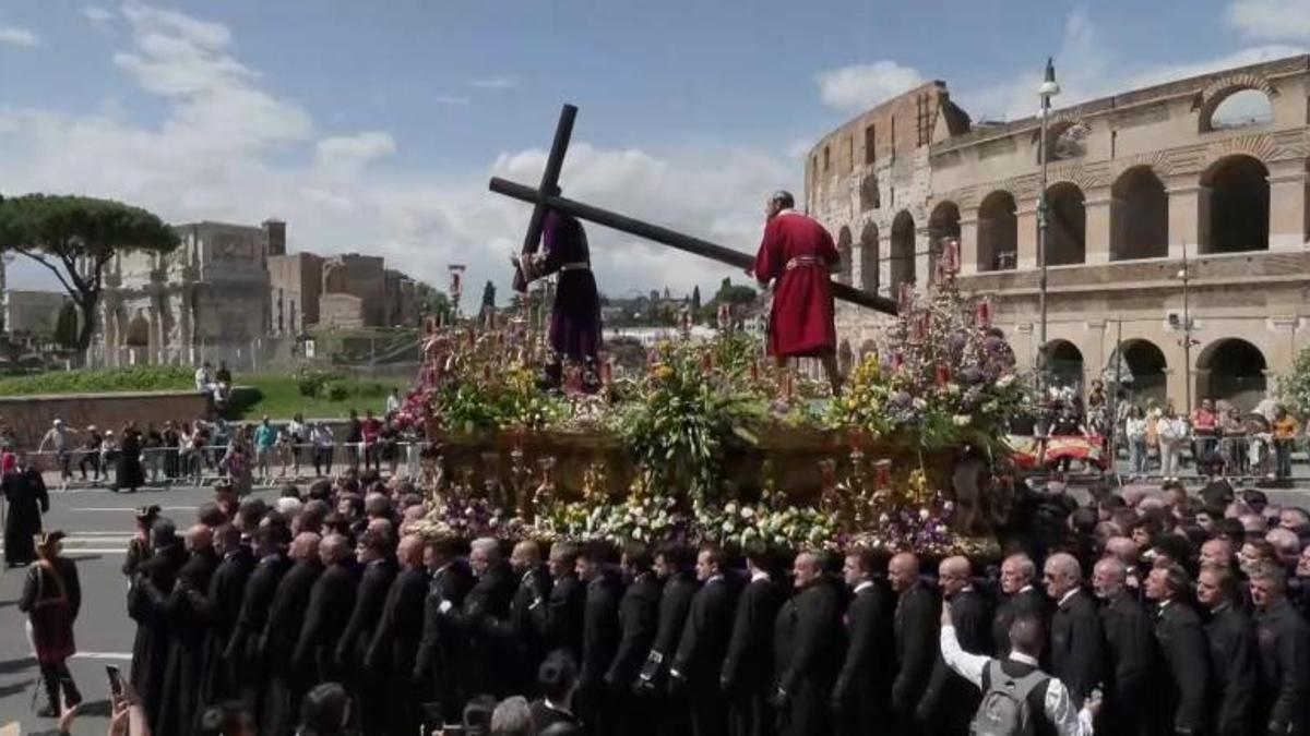 La Esperanza de Málaga, el Cachorro y el Nazareno de León procesionan en las calles de Roma