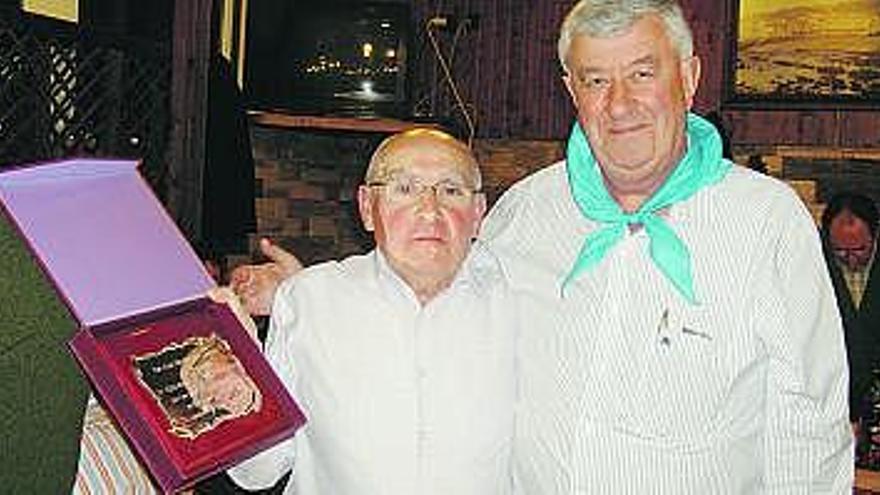 Salvador Fernández, alcalde de Gozón, entrega la placa a Cesáreo Álvarez.