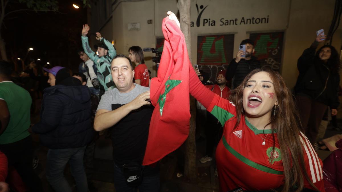 Seguidores marroquís celebran la victoria en el restaurante Rahma del Raval