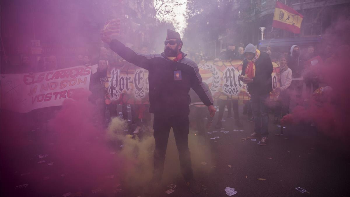 zentauroepp41161781 right wing demonstrators protest against the catalan pro ind171202140422