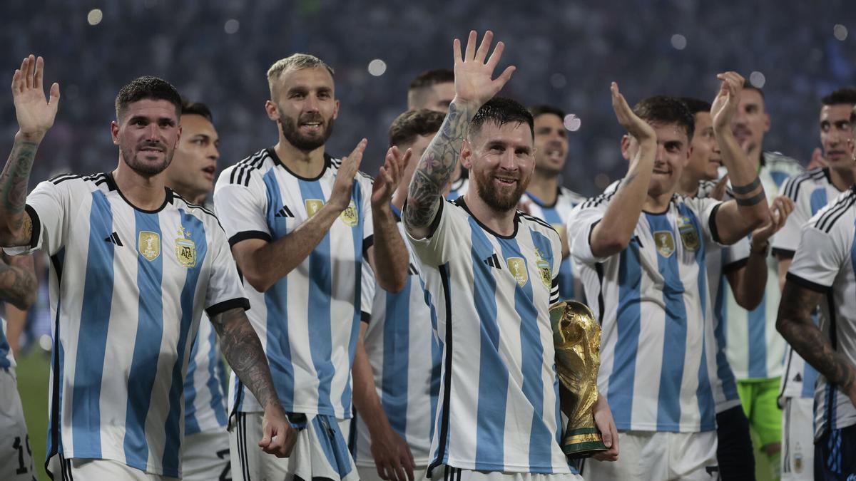 Leo Messi saluda con el título de la Copa del Mundo