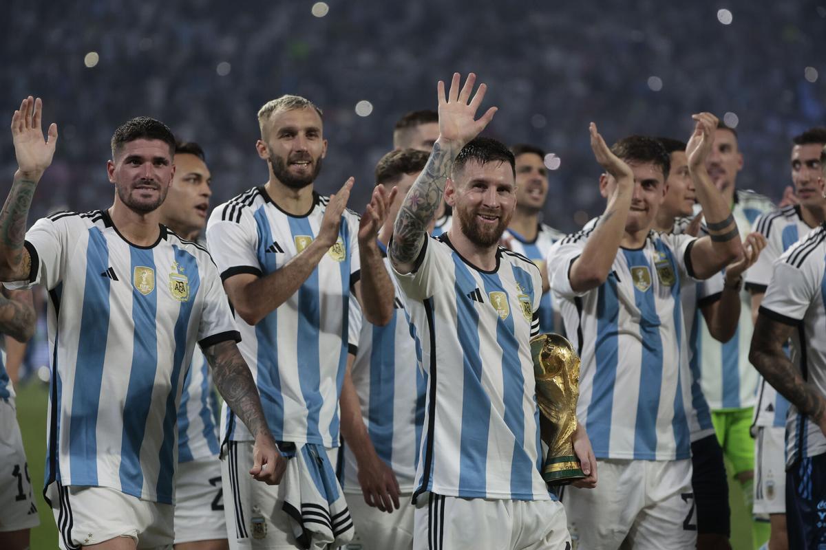 Leo Messi saluda con el título de la Copa del Mundo