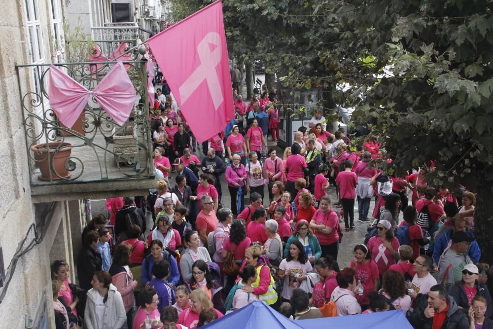 Participantes en la marcha ante la sede de Adicam en la Casa da Bola de Cangas