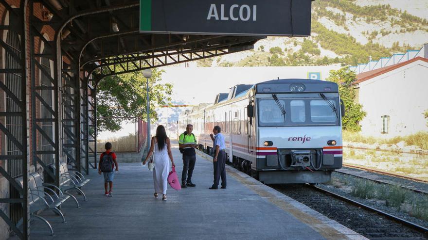 El tren Alcoy-Xátiva vuelve a circular pero hasta otoño no se reducirá el tiempo de trayecto