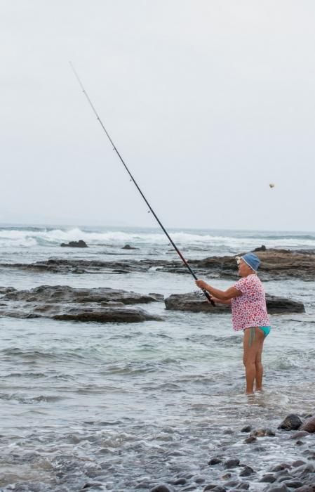 Dia de lunes festivo en la Playa del Confital