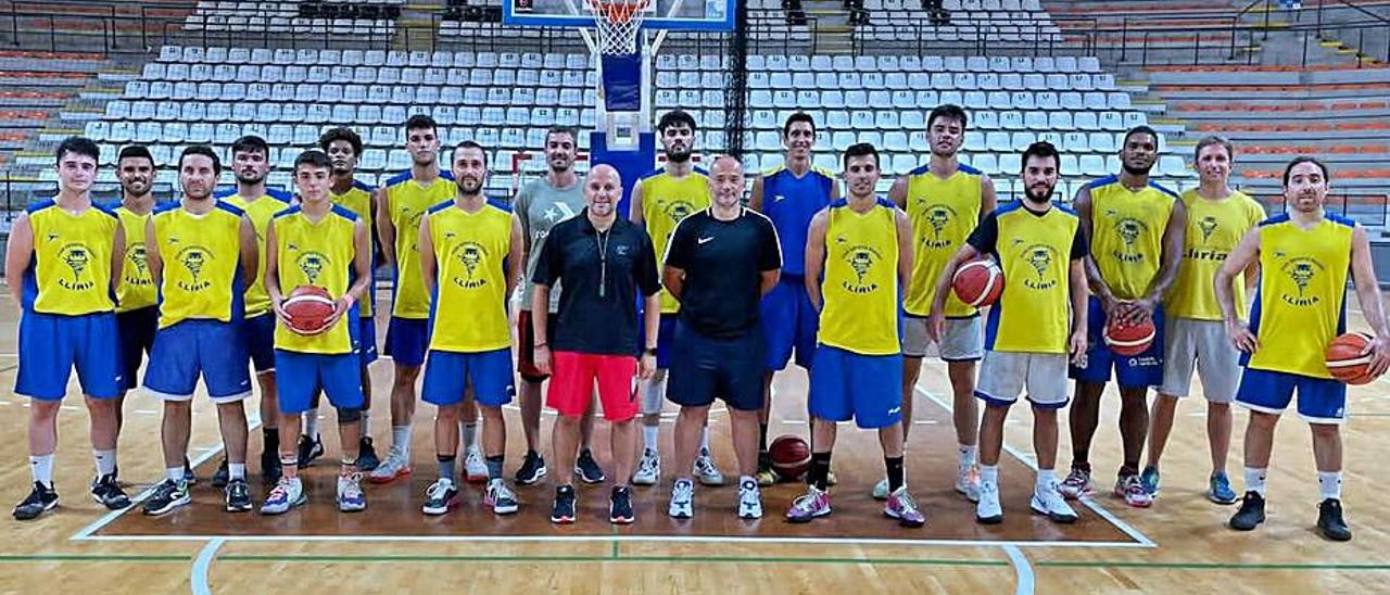 Rubio, en el centro, con su equipo en el inicio de pretemporada | BÀSQUET LLÍRIA