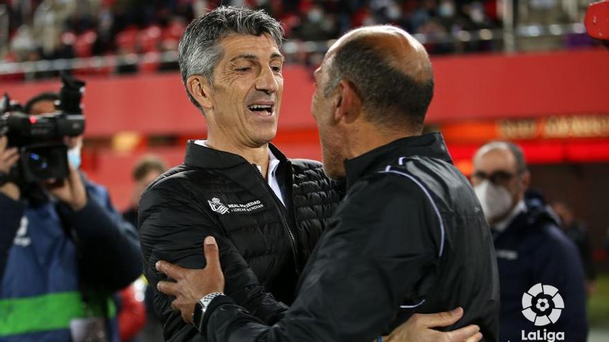 Pedro Rostoll, segundo de Luis García, abraza a Algualcil, antes del inicio del encuentro.