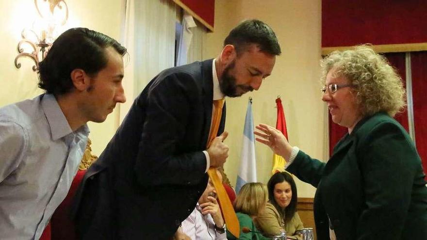 La nueva edil María Jesús Da Silva saluda a Vázquez Padín, que espera de ella el apoyo para presentar una moción de censura contra el gobierno de Enrique Cabaleiro. // A. Hernández