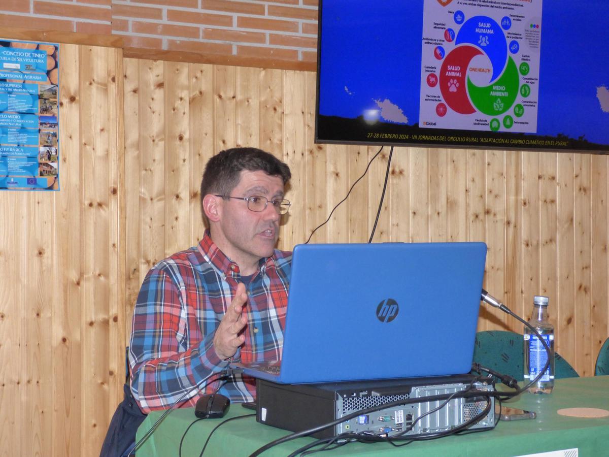 Álvaro Oleaga durante su intervención en las Jorndas del Orgullo Rural.