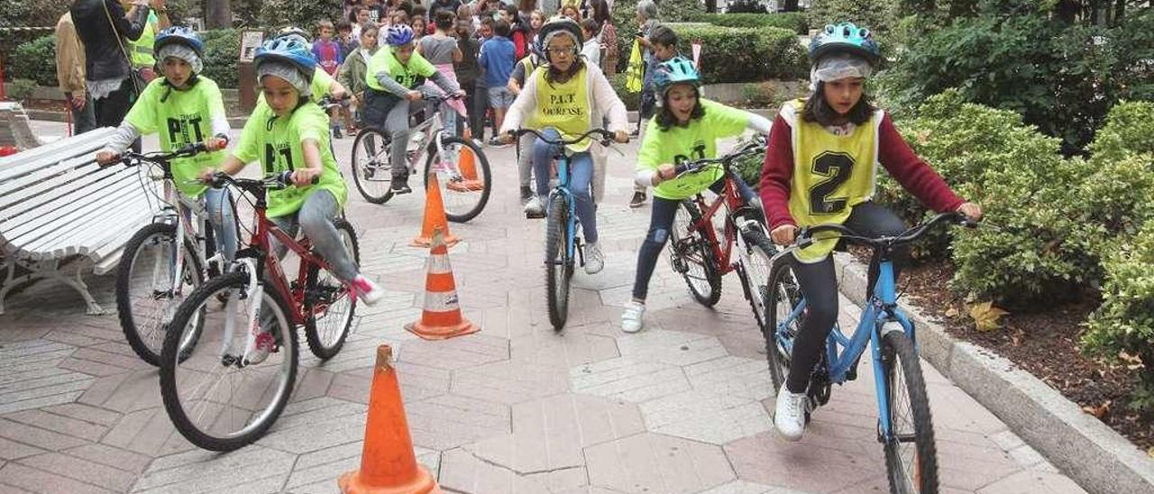 Menores participando en una de las actividades ofrecidas por el Concello en la Semana de la Movilidad. // I.O.